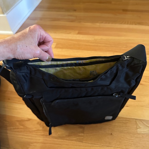 Ellington Messenger Bag Crossbody Bag Black - Picture 7 of 14